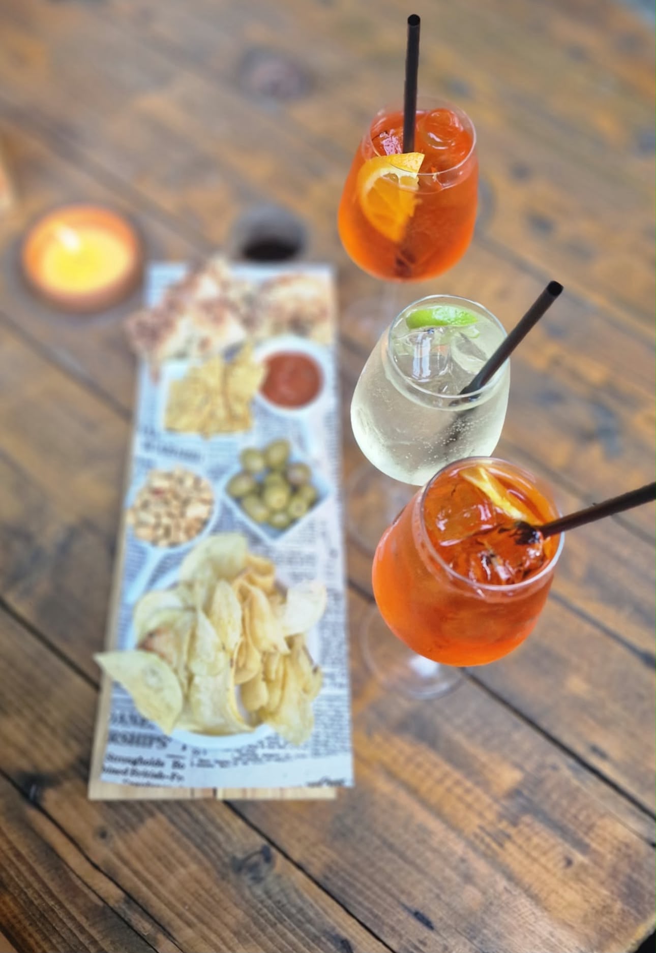 Aperitivo dall'alto con cocktail e taglierino