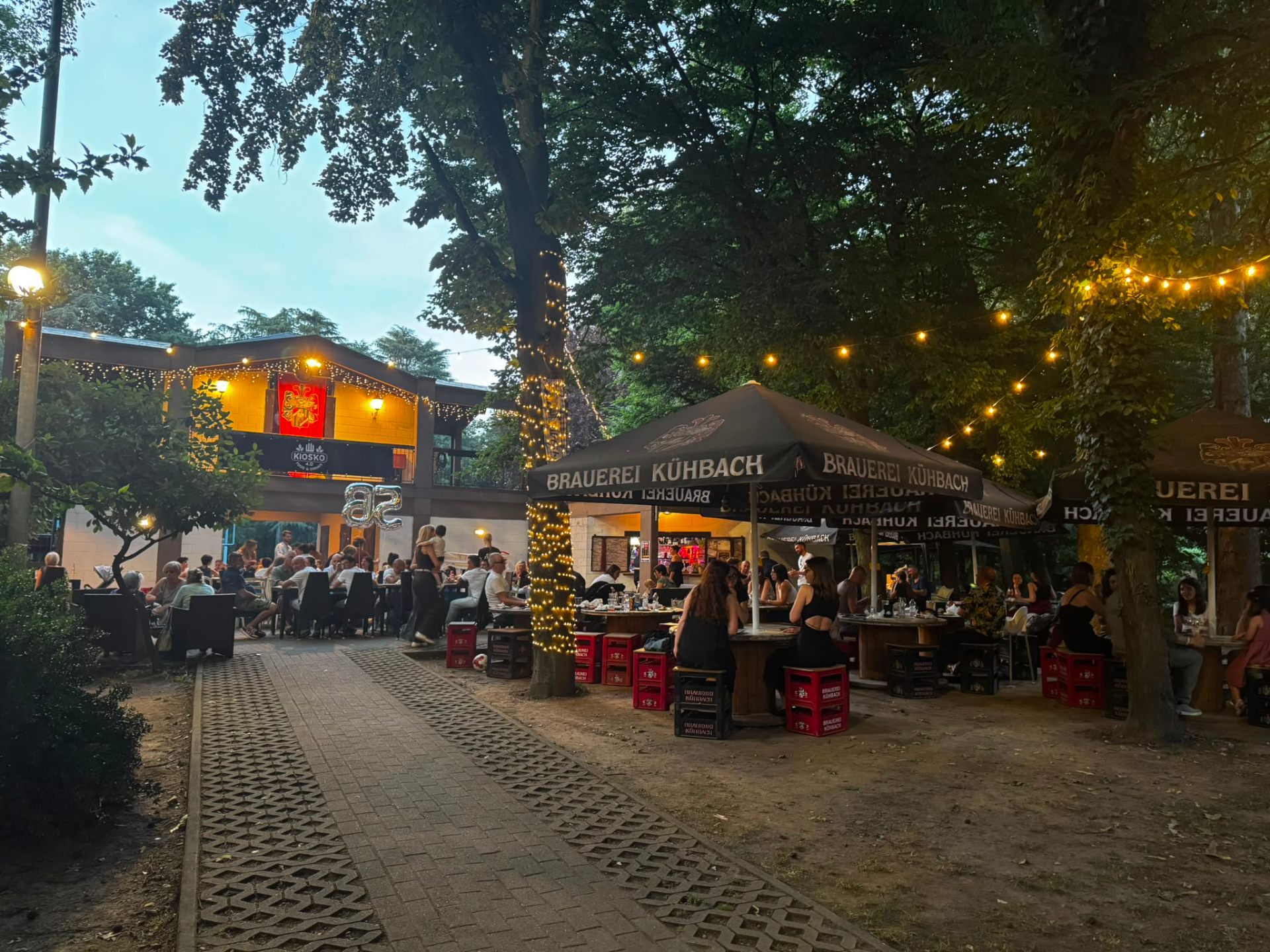 Esterno del locale al tramonto